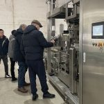 Топло добредојде странски клиенти да ја посетат нашата компанија за да ја проверат опремата за секундарна балирање