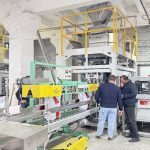 Две единици за автоматско мерење, пакување, транспорт и палетизирање на храна за домашни миленици од 25 кг започнуваат со работа во фабриката на нашите клиенти.